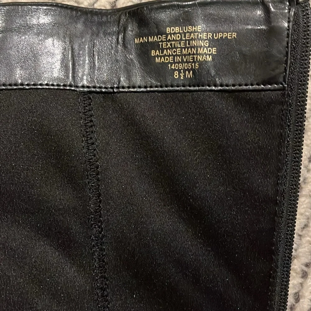 Adrienne Vittadini quilted boots size 8.5 in black